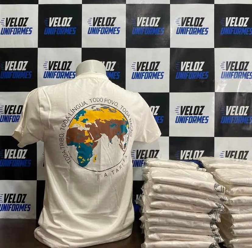 Produção de uniformes na fábrica da Veloz no Hauer, em Curitiba
