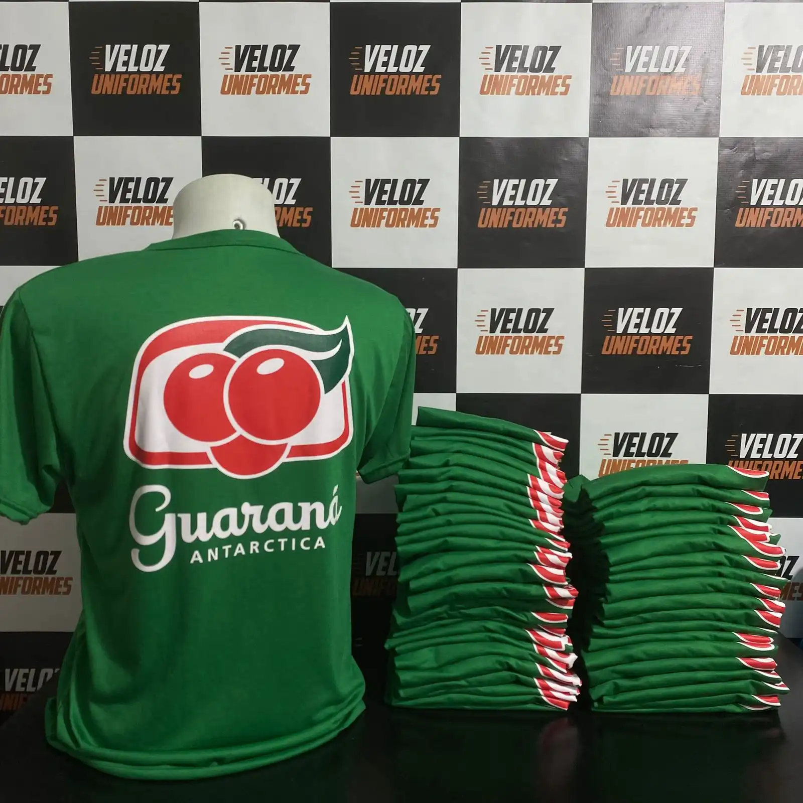 Uniforme personalizado entregue pela Veloz Uniformes